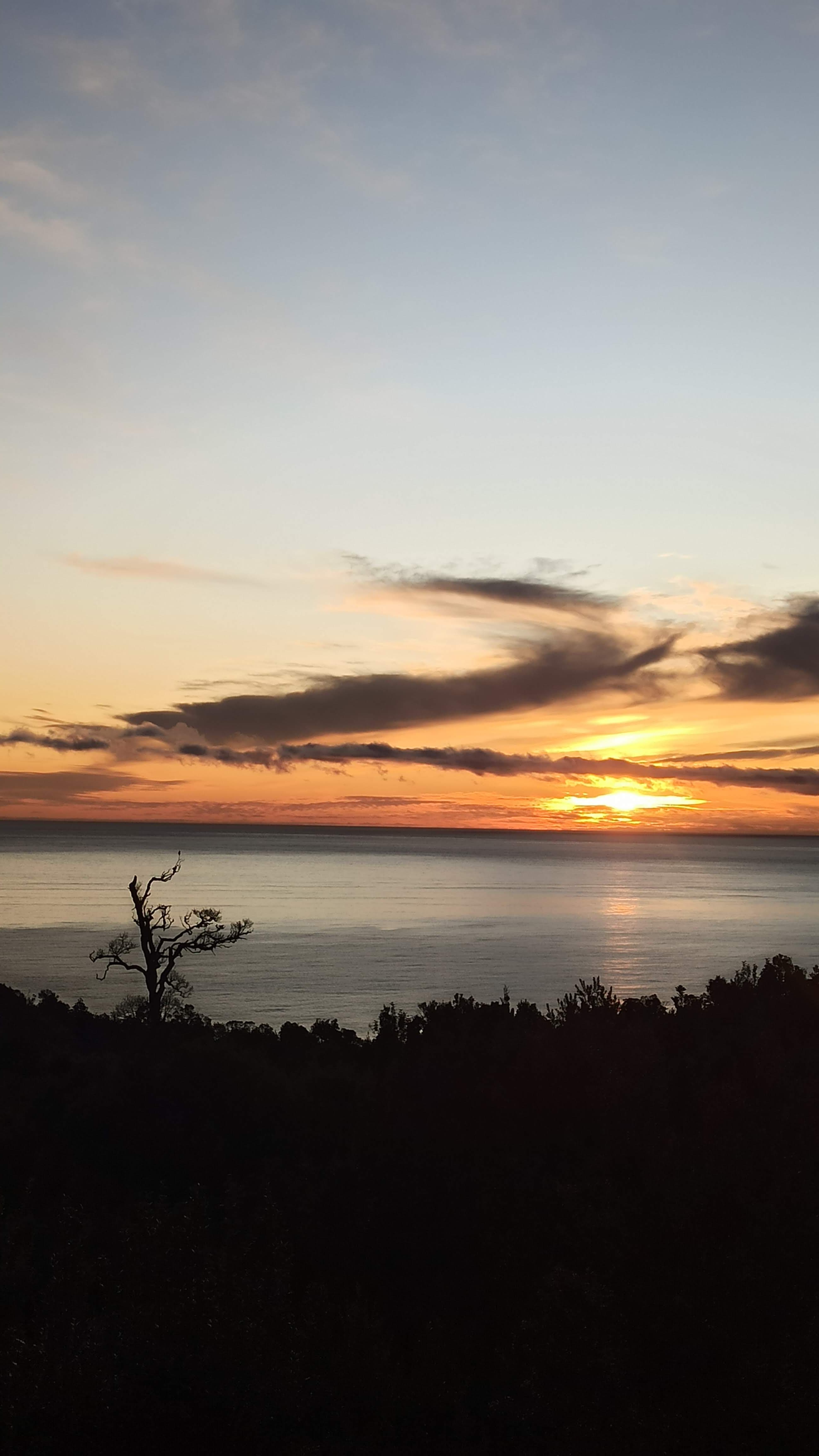 Atardecer sobre el océano Pacífico visto desde Trill Trill House, San Juan de la Costa